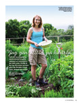 Bild på Karin Lorin som håller ett fat ur artikeln 'Jag går alltid på känsla' - Allt om trädgård nr 05 2012